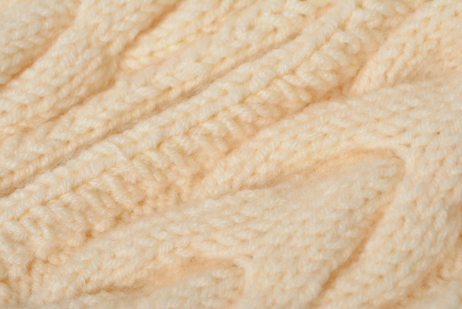 Chaussettes beiges à motif tricotées en laine avec des aiguilles faites main photo 3