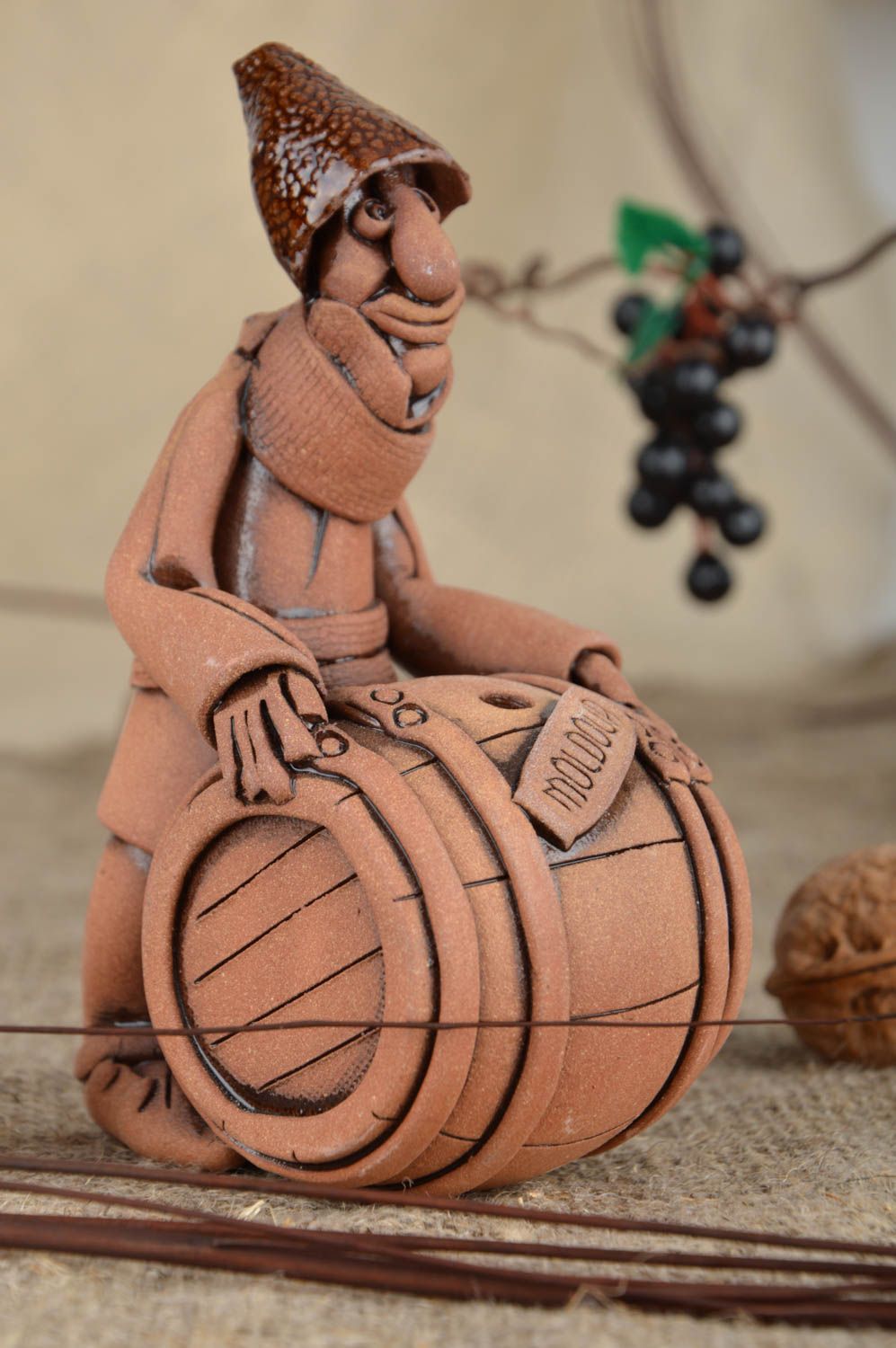 Figurilla cerámica decorativa artesanal cubierta con barniz Vinicultor y barril foto 1