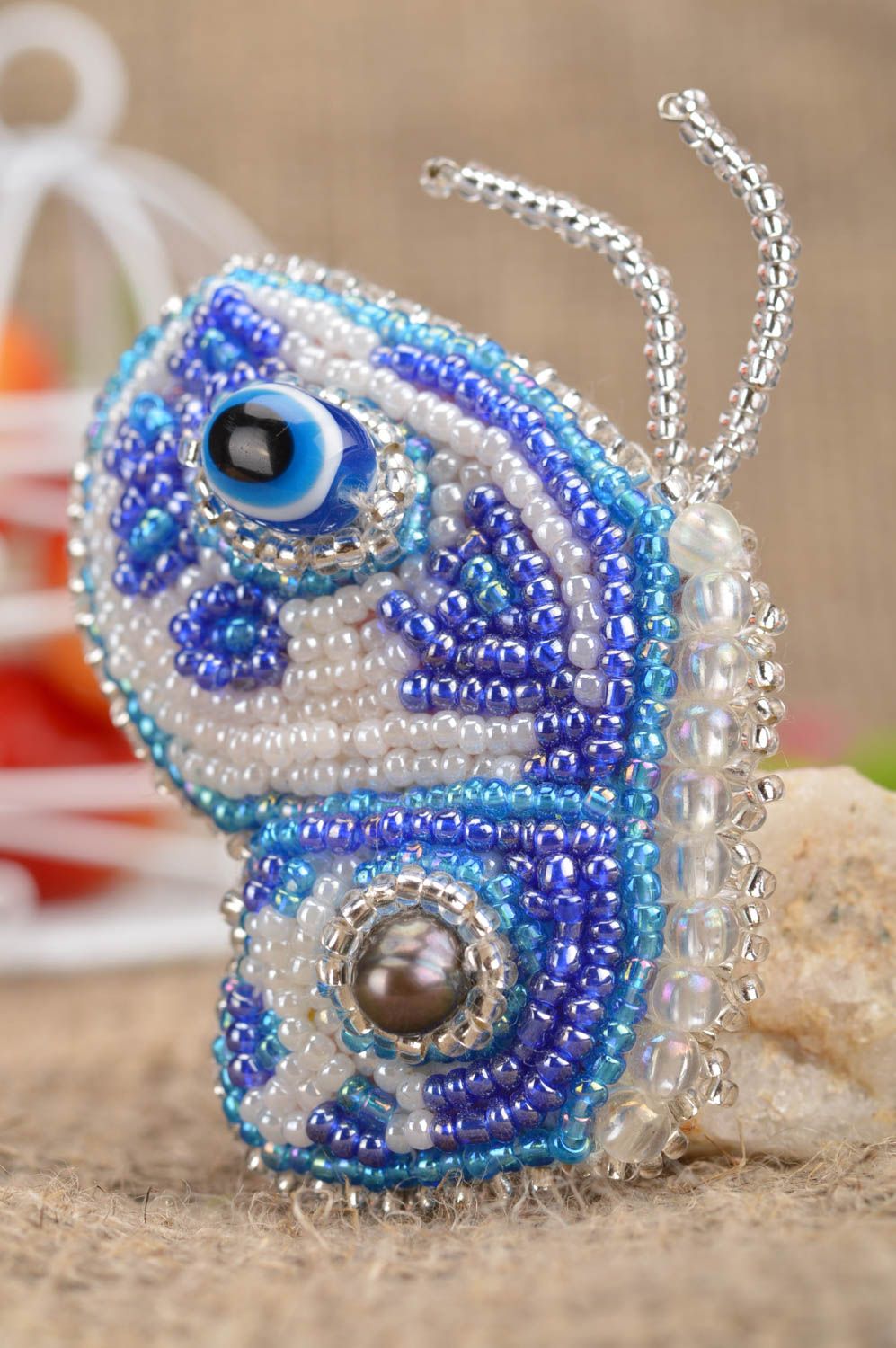 Broche en perles de rocailles faite main en forme de papillon bleu blanc photo 1