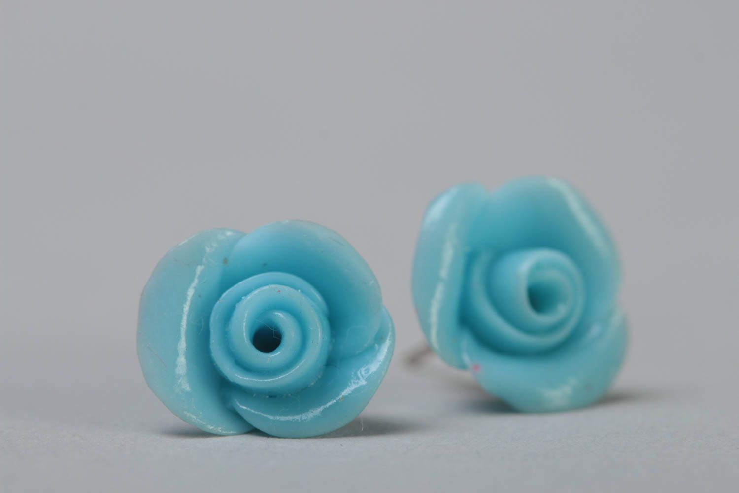 Boucles d'oreilles puces en pâte polymère fleurs bleu clair faites main photo 2