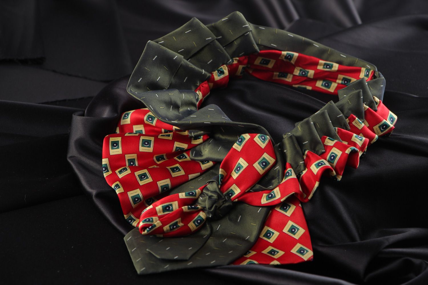 Handgemachtes voluminiöses Collier aus Krawatten aus Satin und Seide für Frauen foto 1