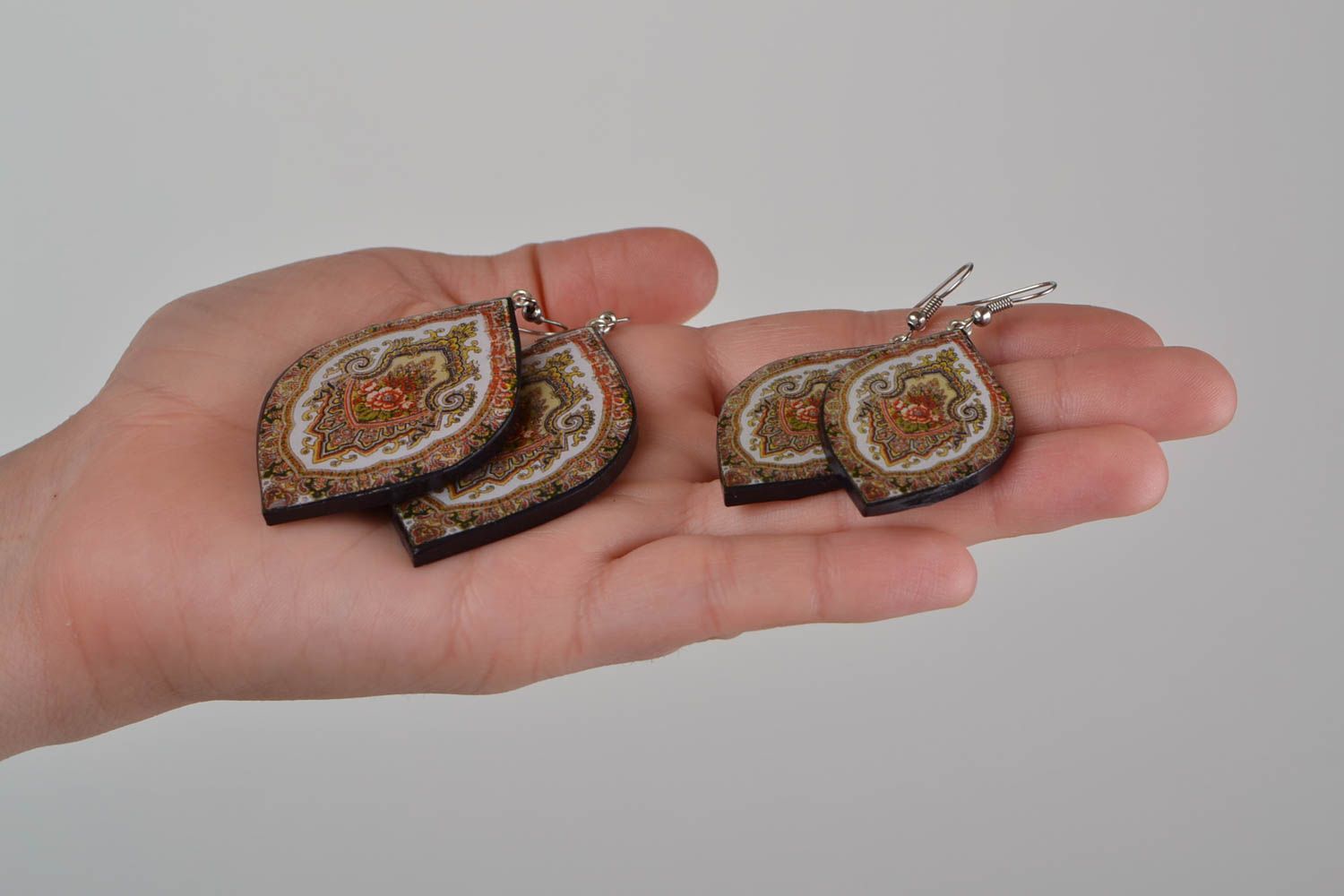 Originelle schöne handgemachte Ohrringe aus Polymerton Set aus 2 Schmucken foto 2