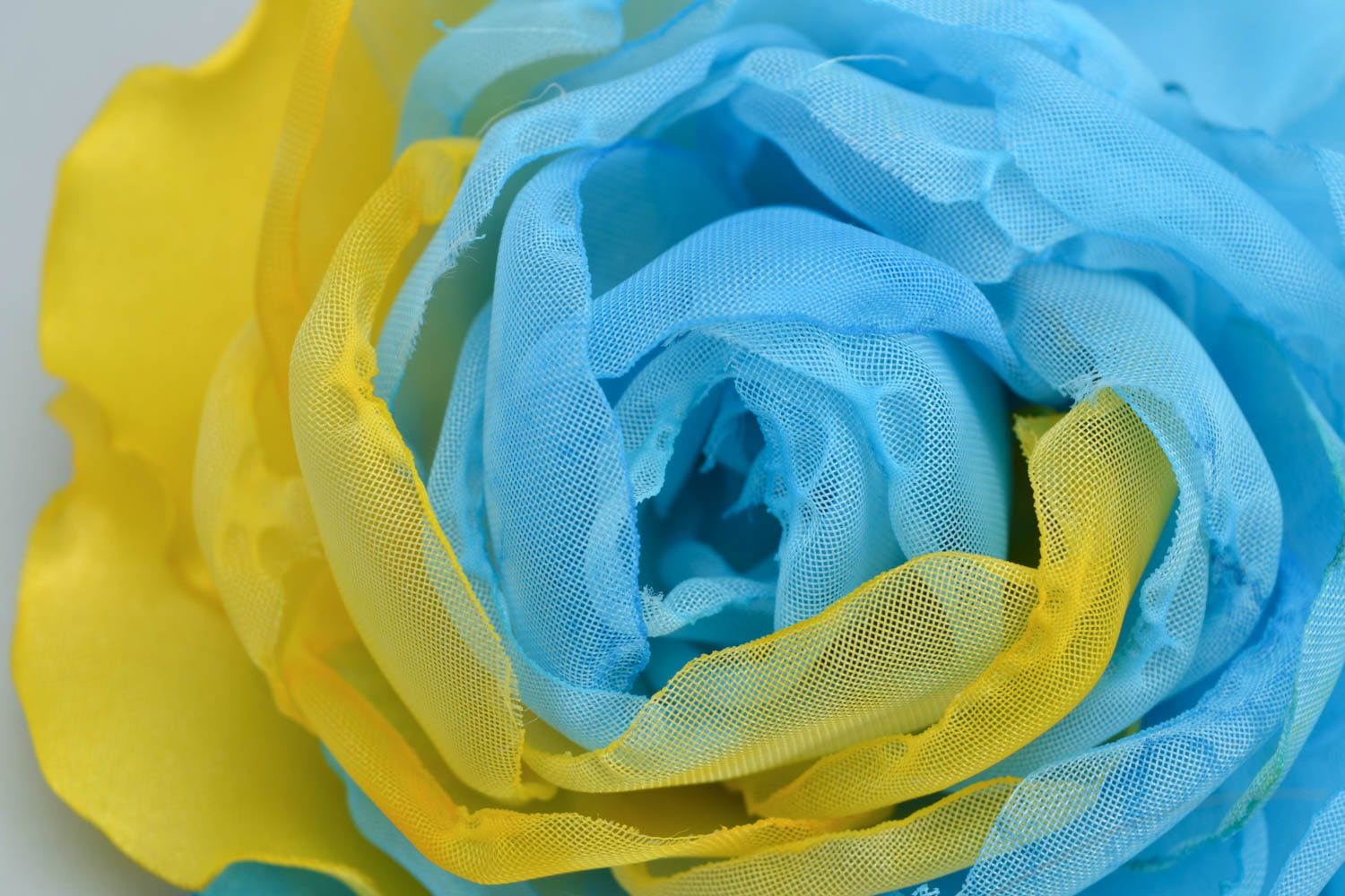 Broche para el pelo artesanal con flor de tela de colores azul y amarillo foto 3