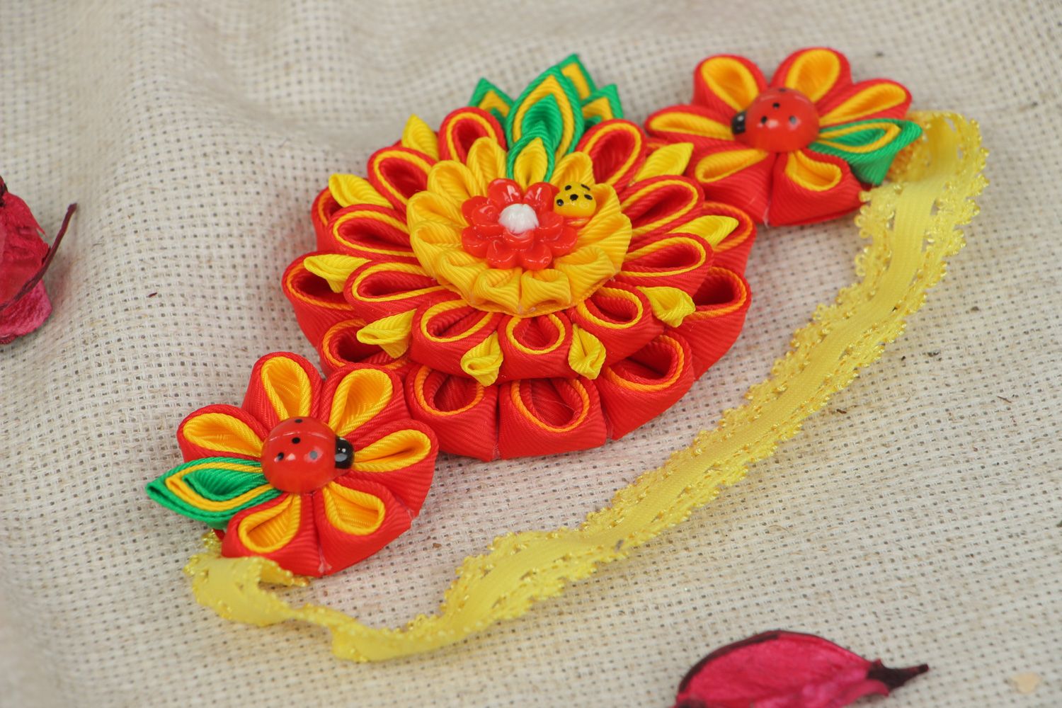 Красивая повязка на голову с цветком из лент в технике канзаши красно-желто-зеленого цвета женская фото 5
