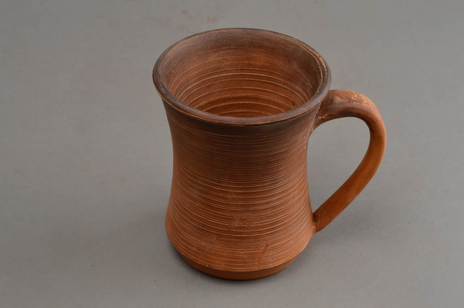 Глиняная чашка большая светло-коричневая ручной работы объемом 600 мл фото 3