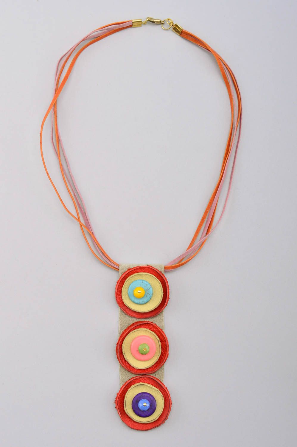 Pendentif en cuir Bijou fait main multicolore sur cordons Cadeau pour femme photo 2