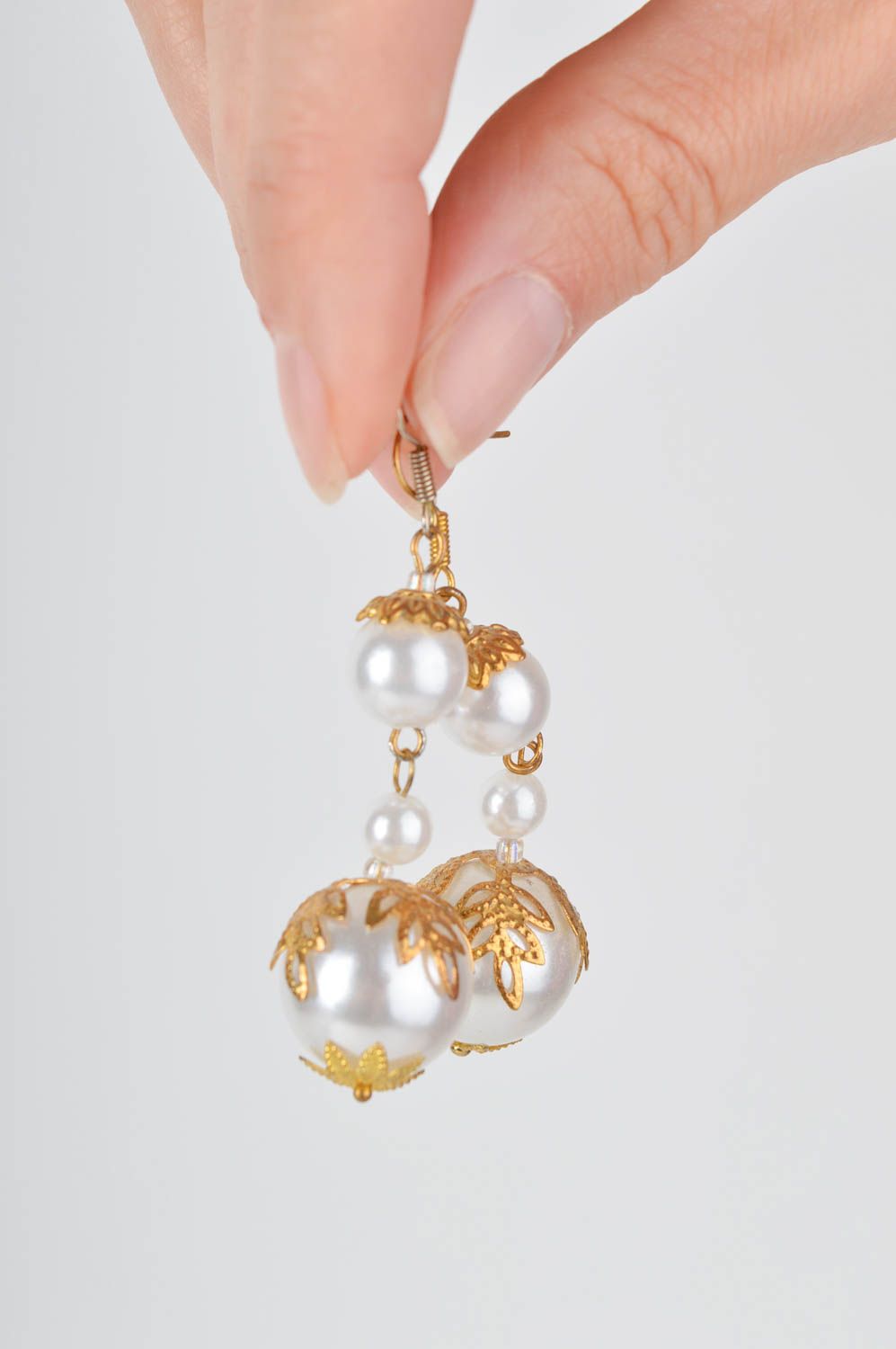 Boucles d'oreilles blanches Bijou fait main perles acryliques Cadeau femme photo 2