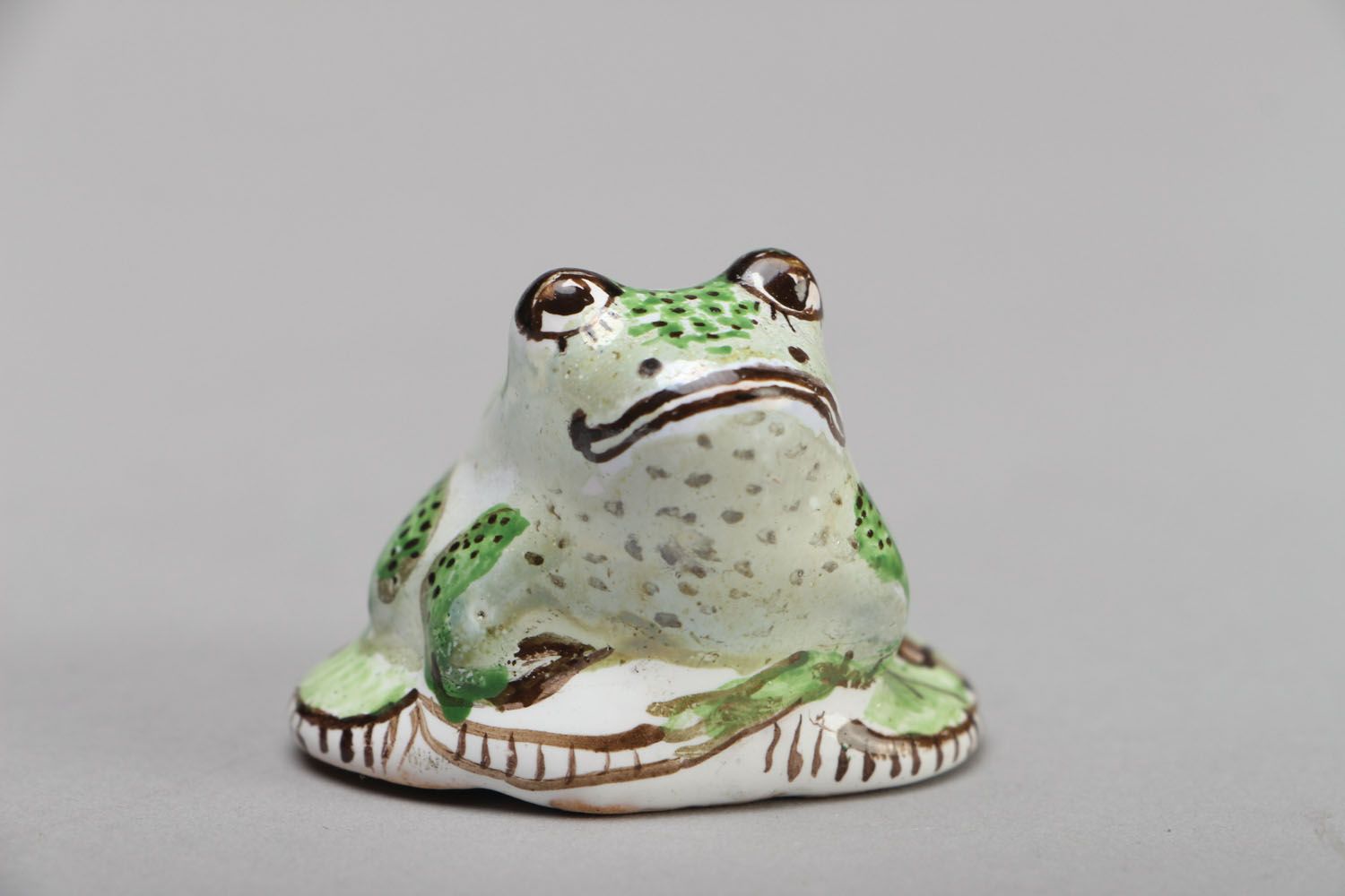 Керамическая фигурка лягушки на монетках фото 3