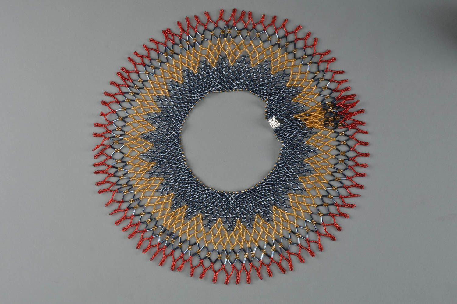 Трехцветное ожерелье из бисера со стеклярусом ручной работы нарядное Металл фото 2