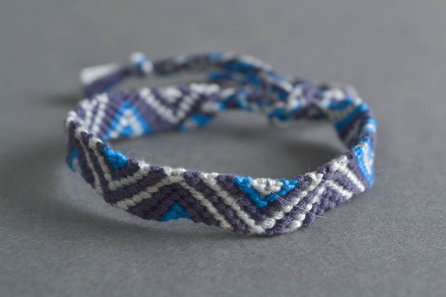 Наручный браслет фенечка из ниток в технике макраме ручной работы синий с голубым фото 1