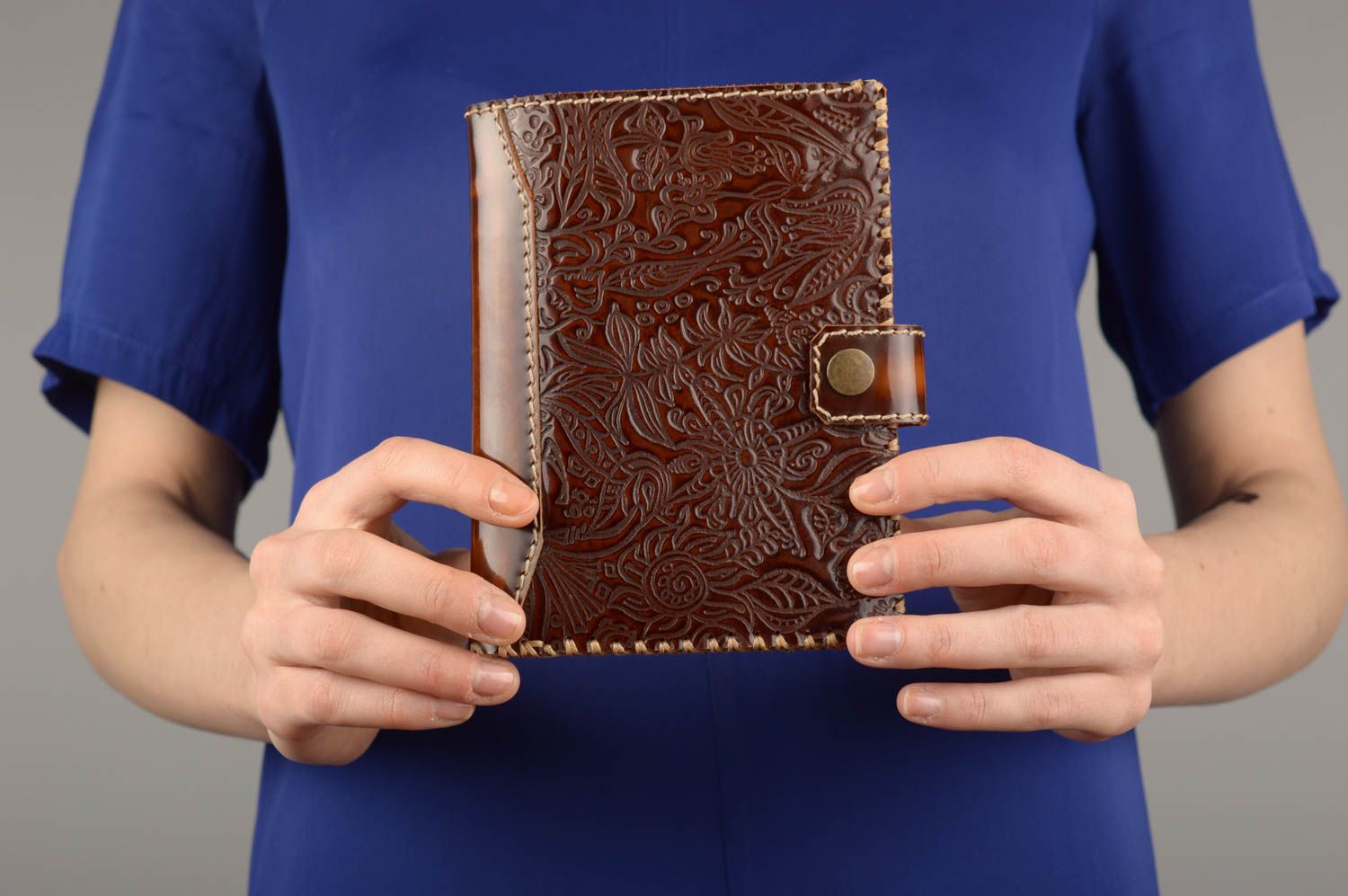 Schönes elegantes braunes handgemachtes Portemonnaie aus Leder mit Mustern foto 1