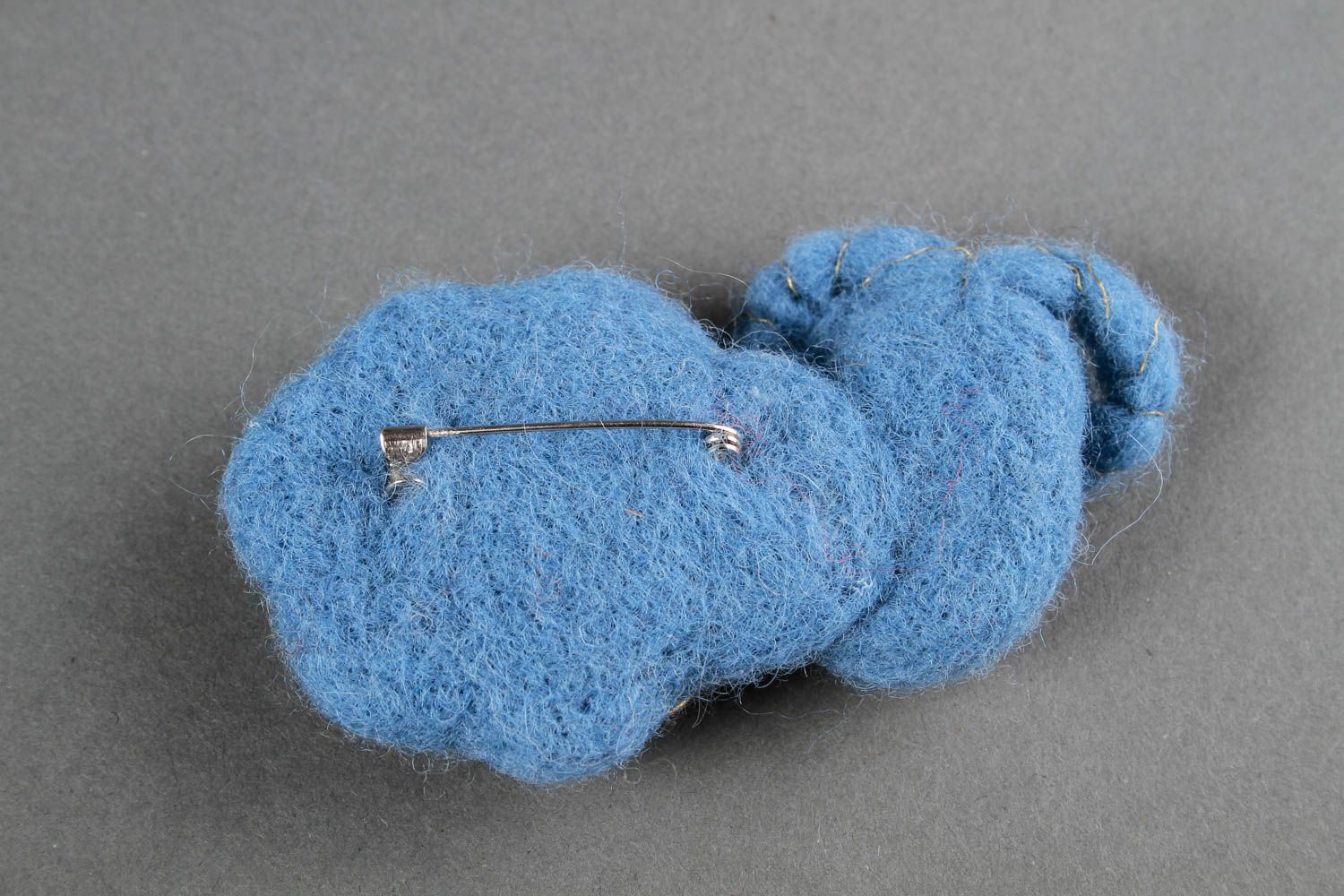 Broche bleue Bijou fait main brebis en laine feutrée Cadeau femme tendance photo 5