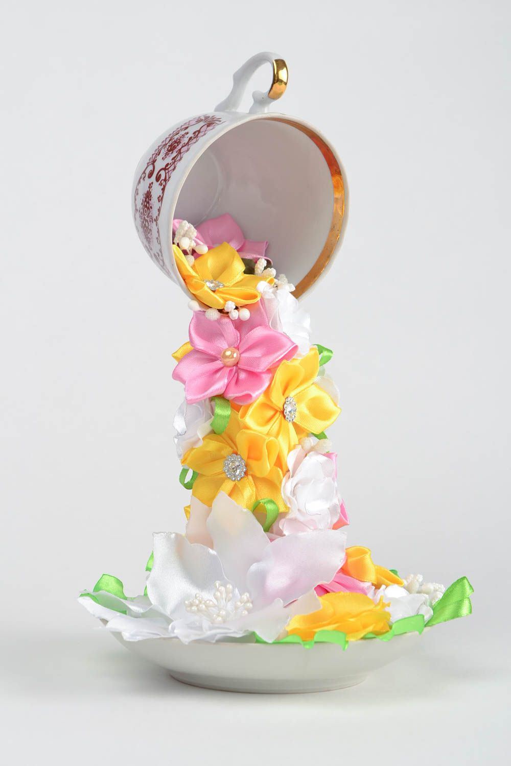 Летающая чашка с цветами из атласных лент проливашка ручной работы для декора фото 1