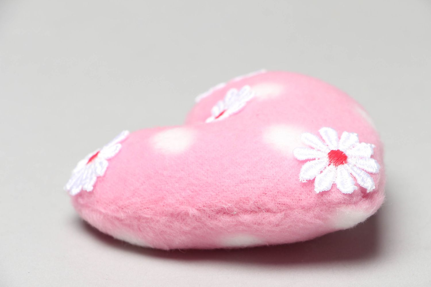 Porta aghi fatto a mano di pile a forma di cuore rosato con fiori belli
 foto 3
