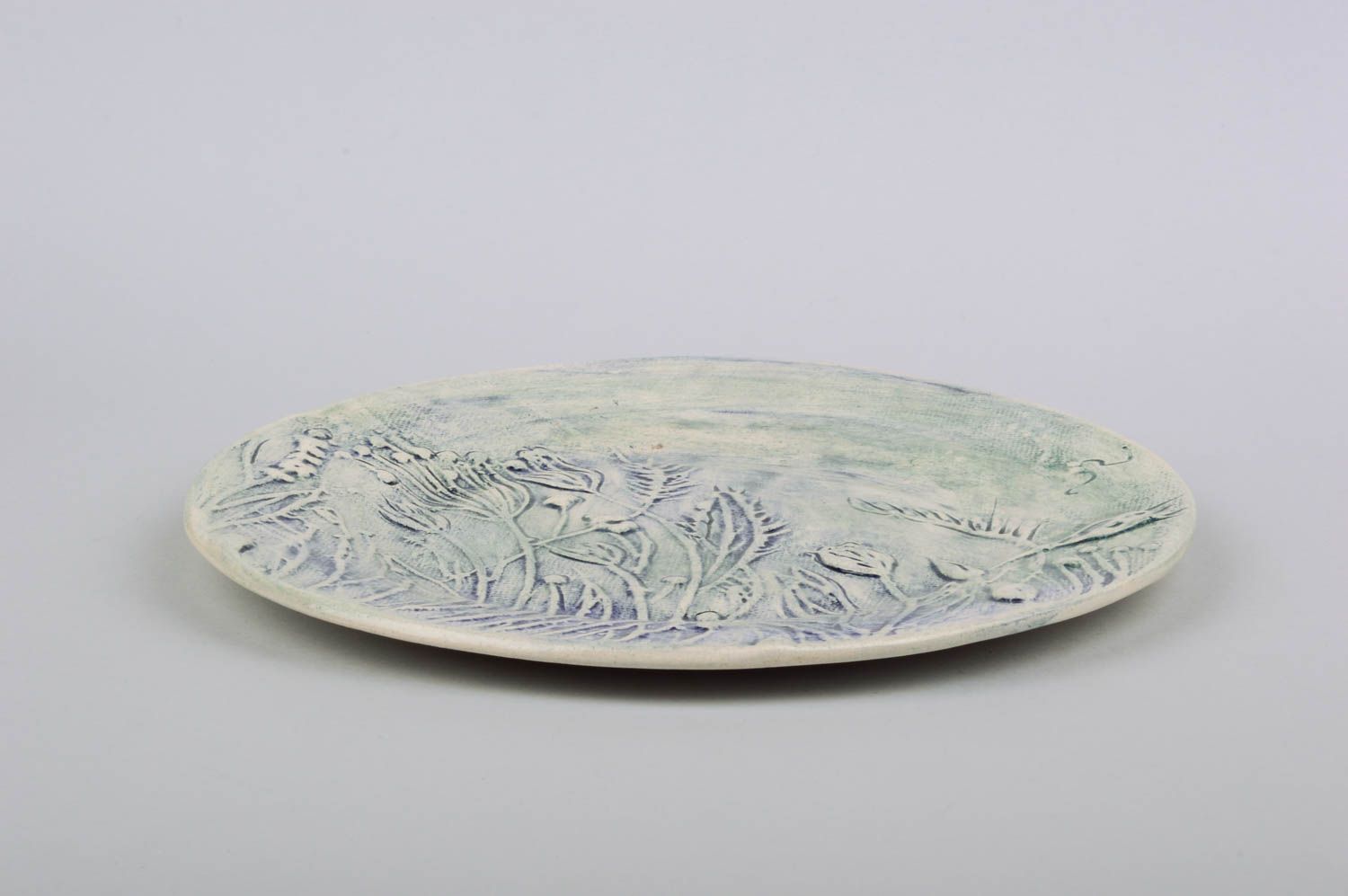 Красивая оригинальная керамическая тарелка из белой глины ручной работы с узором фото 3