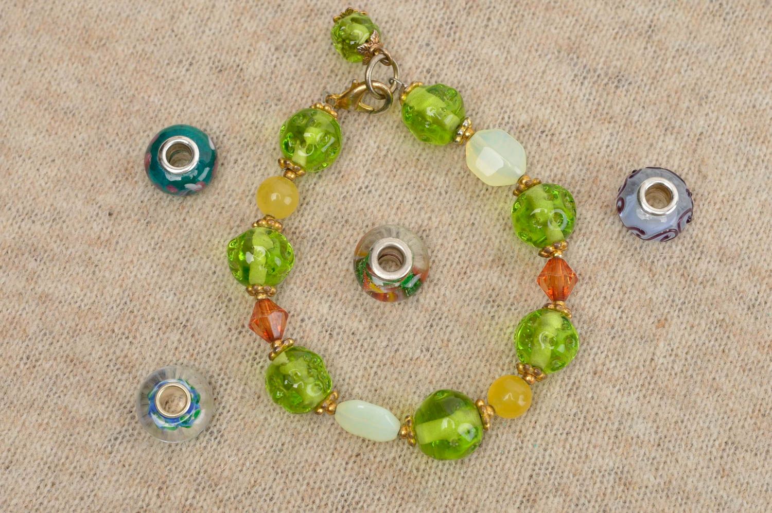 Bracelet boules Bijou fait main vert en verre design original Accessoire femme photo 1