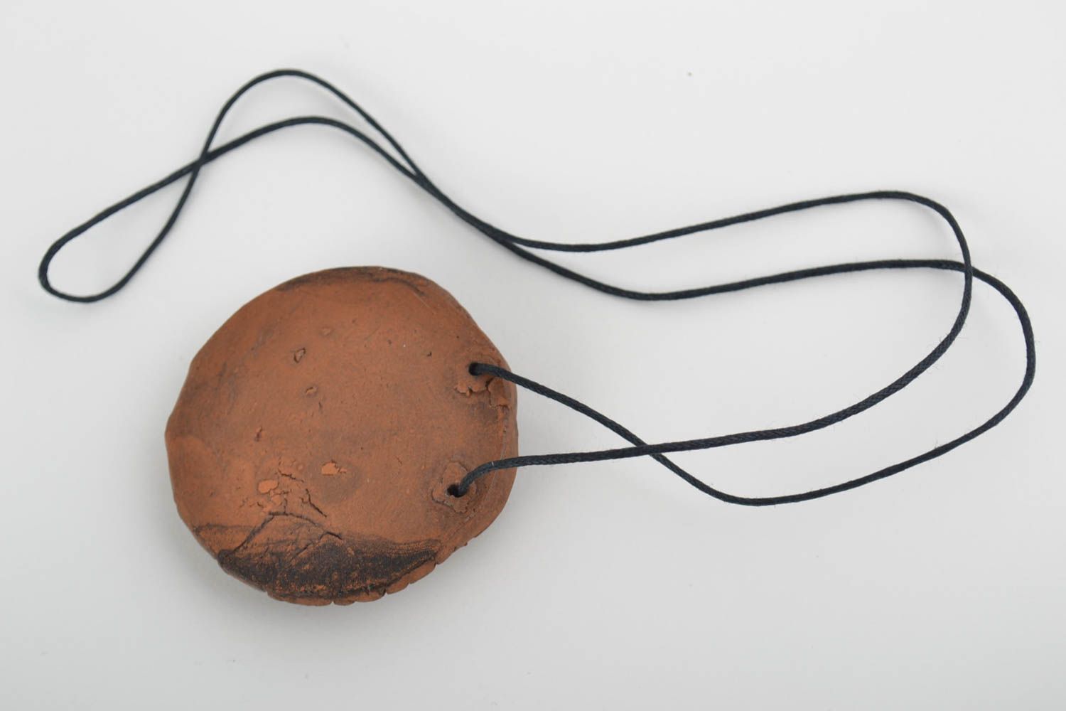 Pendentif d'argile rond marron fait main de style ethnique sur cordon 25 cm photo 3