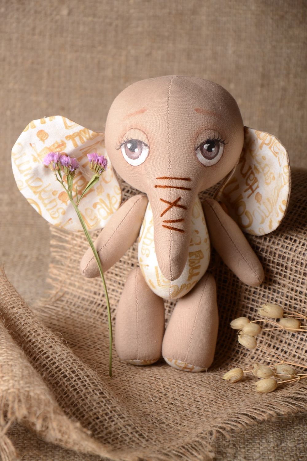 Jouet éléphant beige Peluche faite main en coton peinte Cadeau pour enfant photo 1