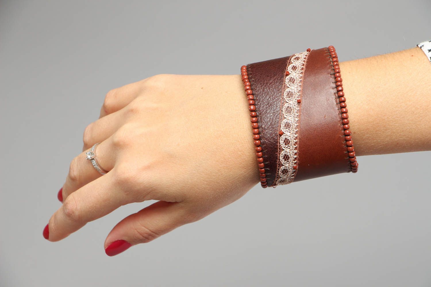 Bracelet en cuir naturel avec dentelle fait à main photo 4