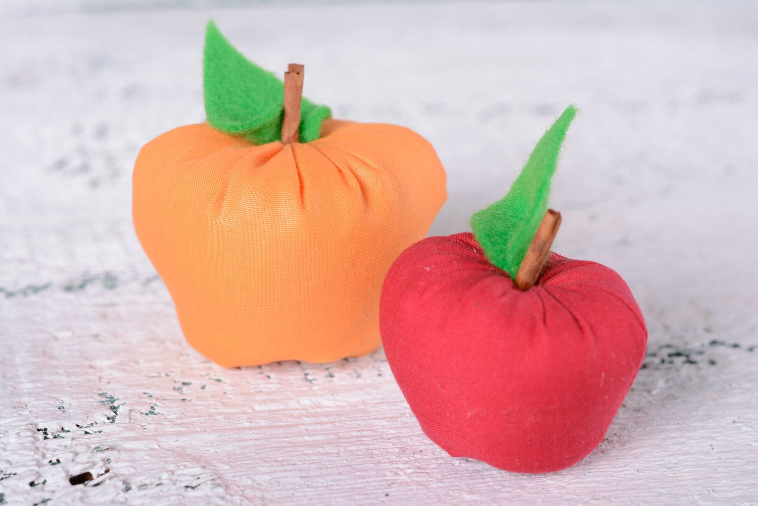 Jouets mous décoratifs pommes en tissu de coton faits main rouge orange 2 pièces photo 1