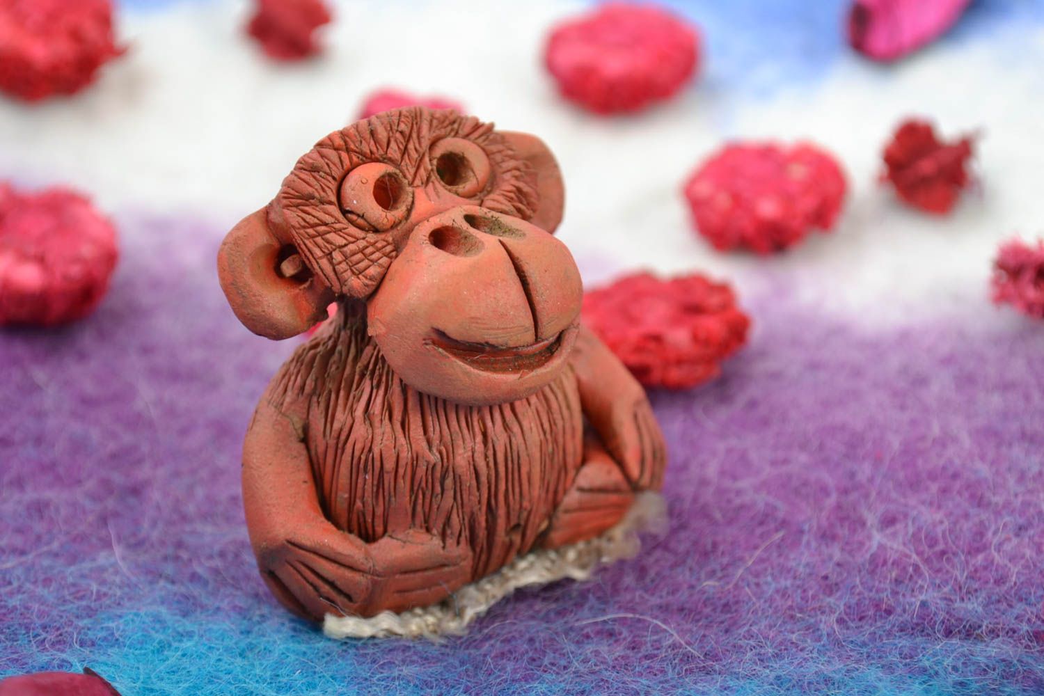 Braune schöne handgemachte keramische Statuette Affe aus Ton für Interieur foto 1