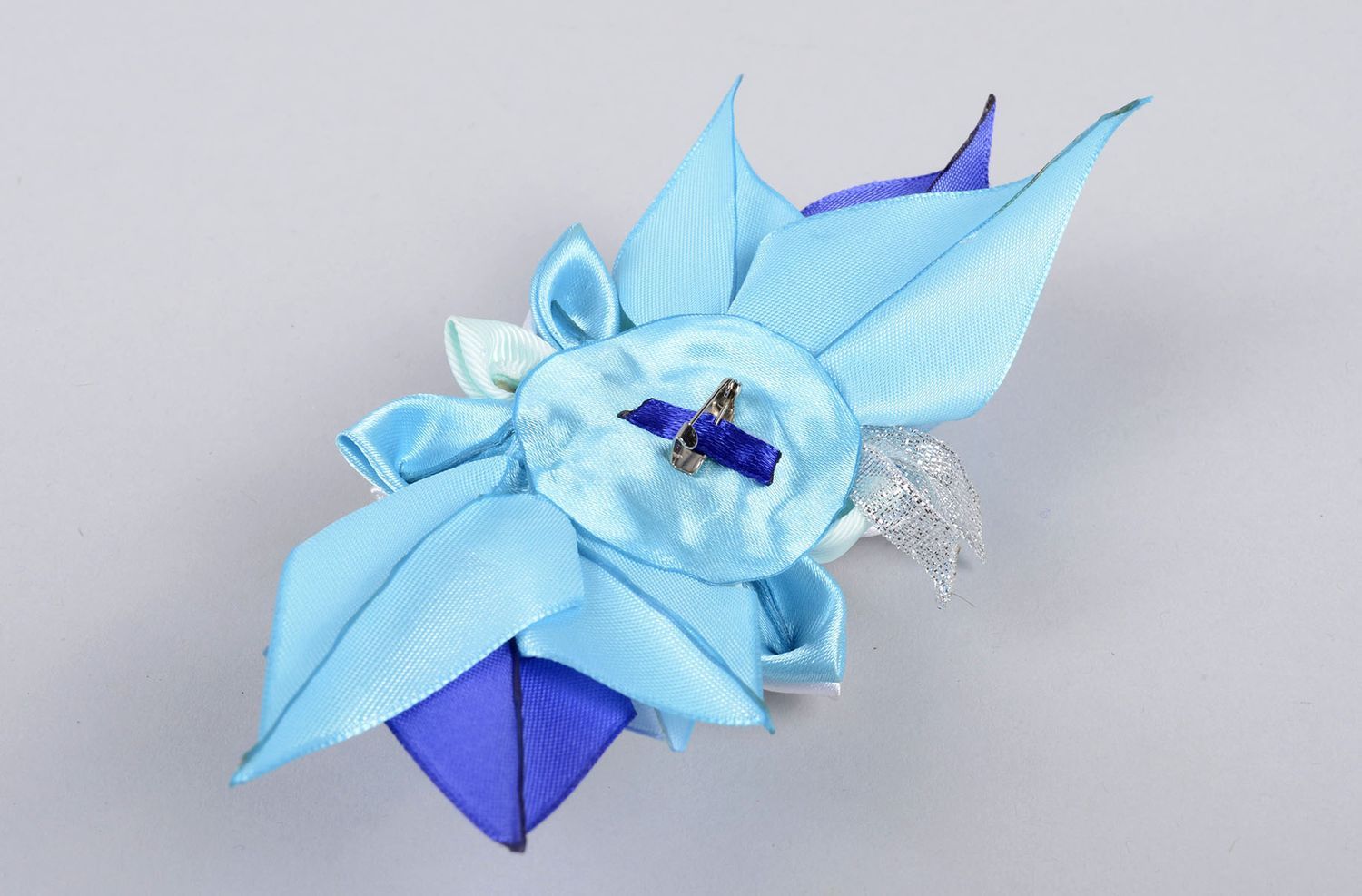 Broche fleur bleue faite main Bijou fantaisie ruban de satin Accessoire femme photo 3