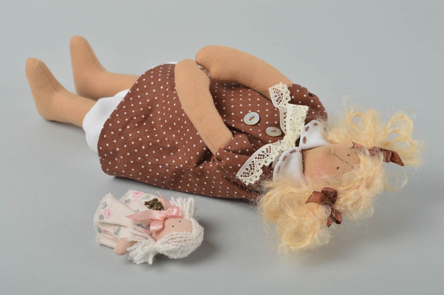 Bambola in stoffa fatta a mano pupazzo tessile originale giocatolo da bambine
 foto 3