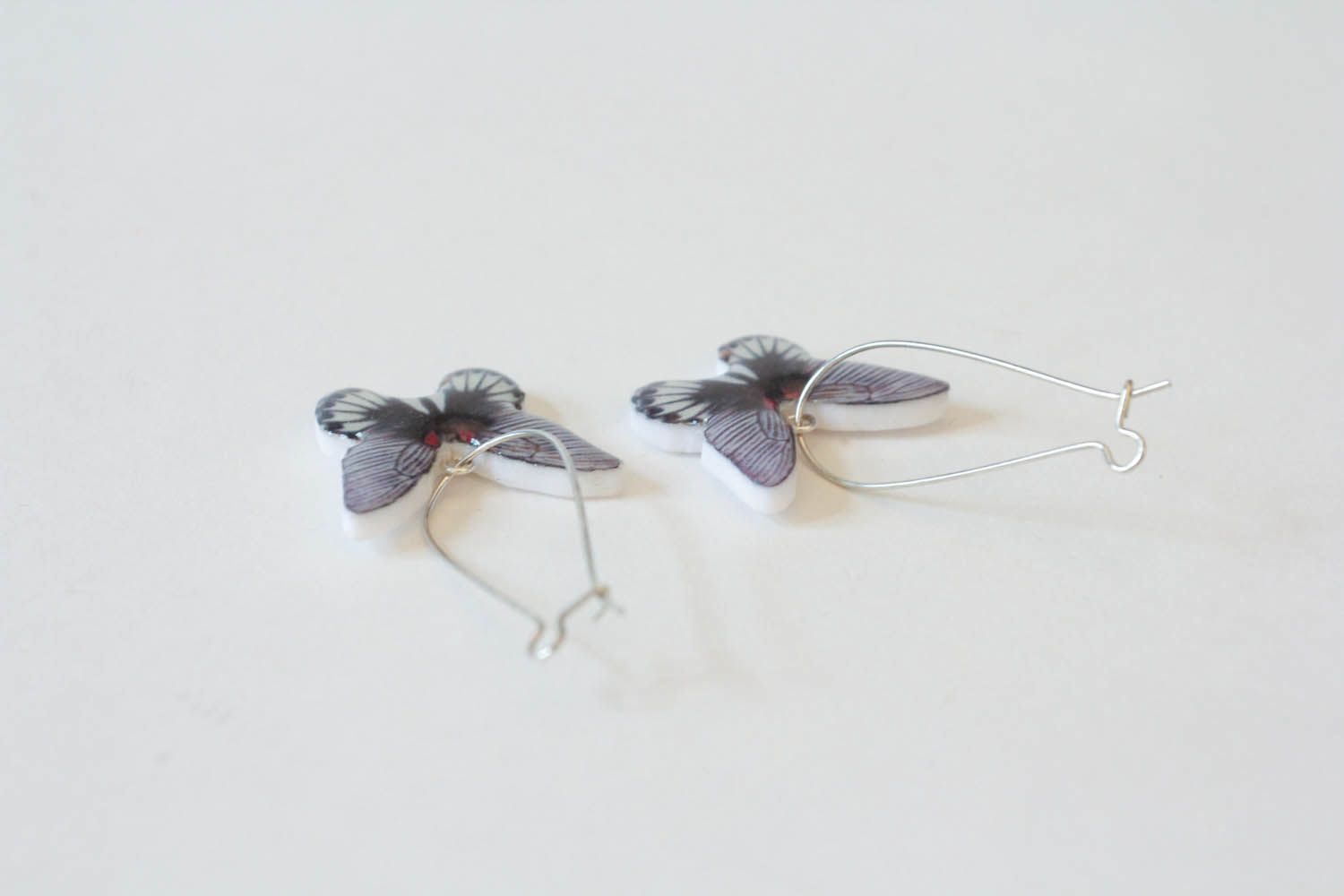 Brincos longos elegantes em forma de borboletas de cerâmica plástica foto 4