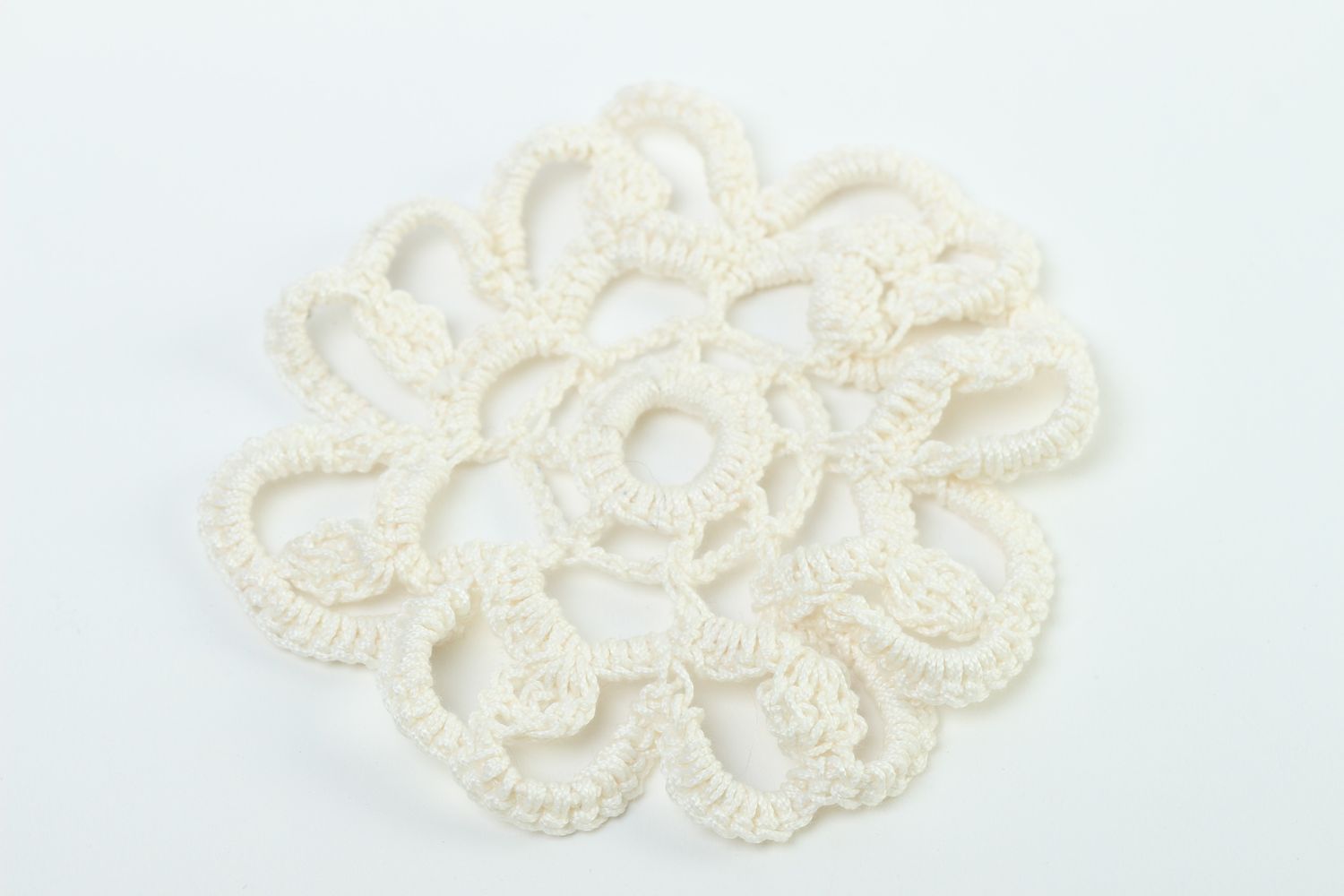 Fleur au tricot faite main Fourniture bijoux blanche ajourée Création broche photo 2