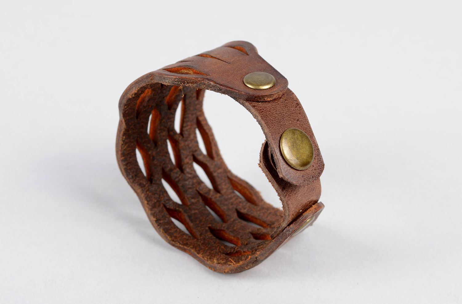 Bracelet large en cuir Bijou fait main marron ajouré design Accessoire femme photo 2