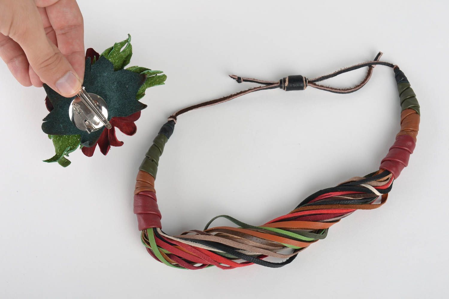 Gros collier en cuir naturel Bijou fait main Cadeau femme design unique fleur photo 5