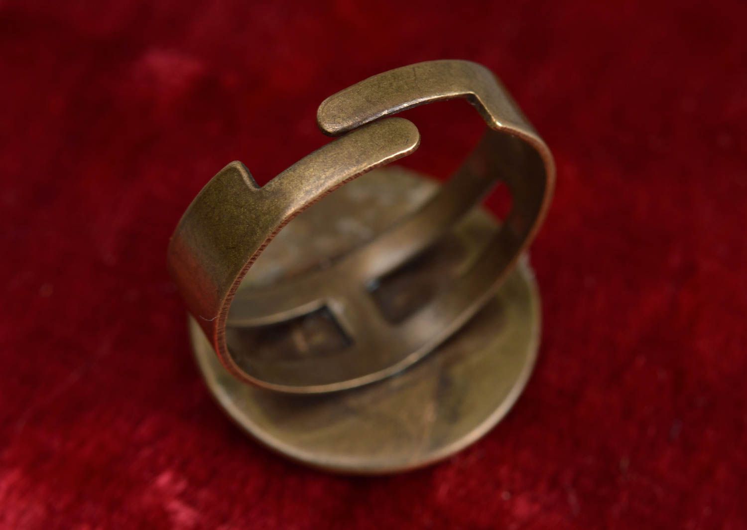Origineller runder Ring mit Juwelierharz in Decoupage Technik Kater Handarbeit foto 2
