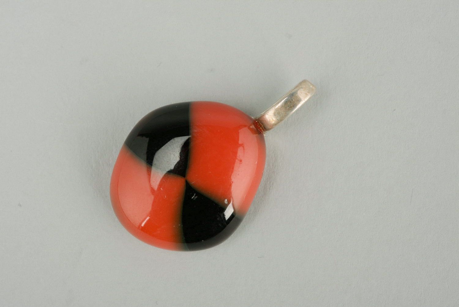 Glass pendant Black and red photo 1