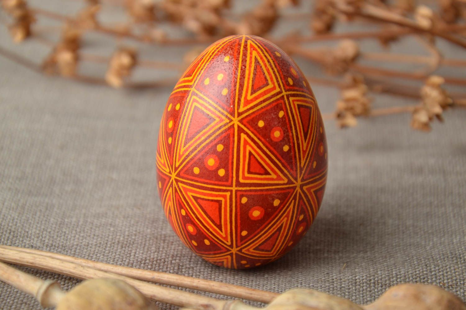 Joli œuf de Pâques peint de poule décoratif rouge-orange fait main ethnique photo 1