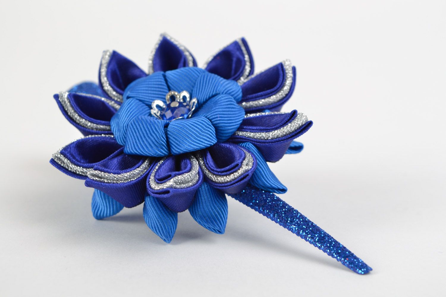 Kreative schöne blaue Haarklemme aus Stoff in Form einer Blume aus Atlas foto 2