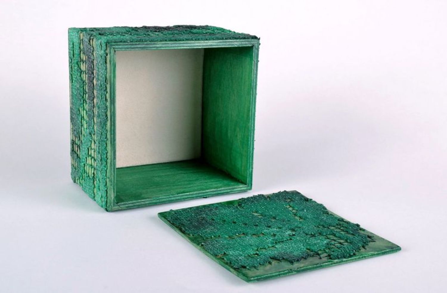 Green jewelry box with lace photo 2