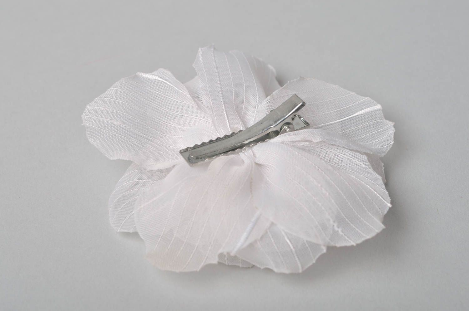 Pince cheveux faite main Barrette à cheveux Accessoire femme fleur blanche tissu photo 5