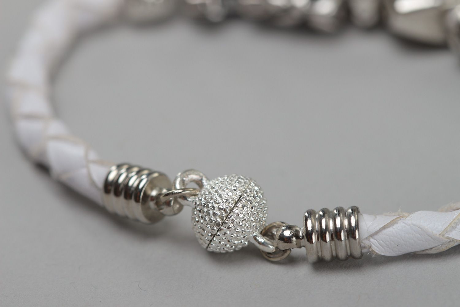 Bracelet en cuir artificiel fait main original blanc avec pendentif en métal photo 4