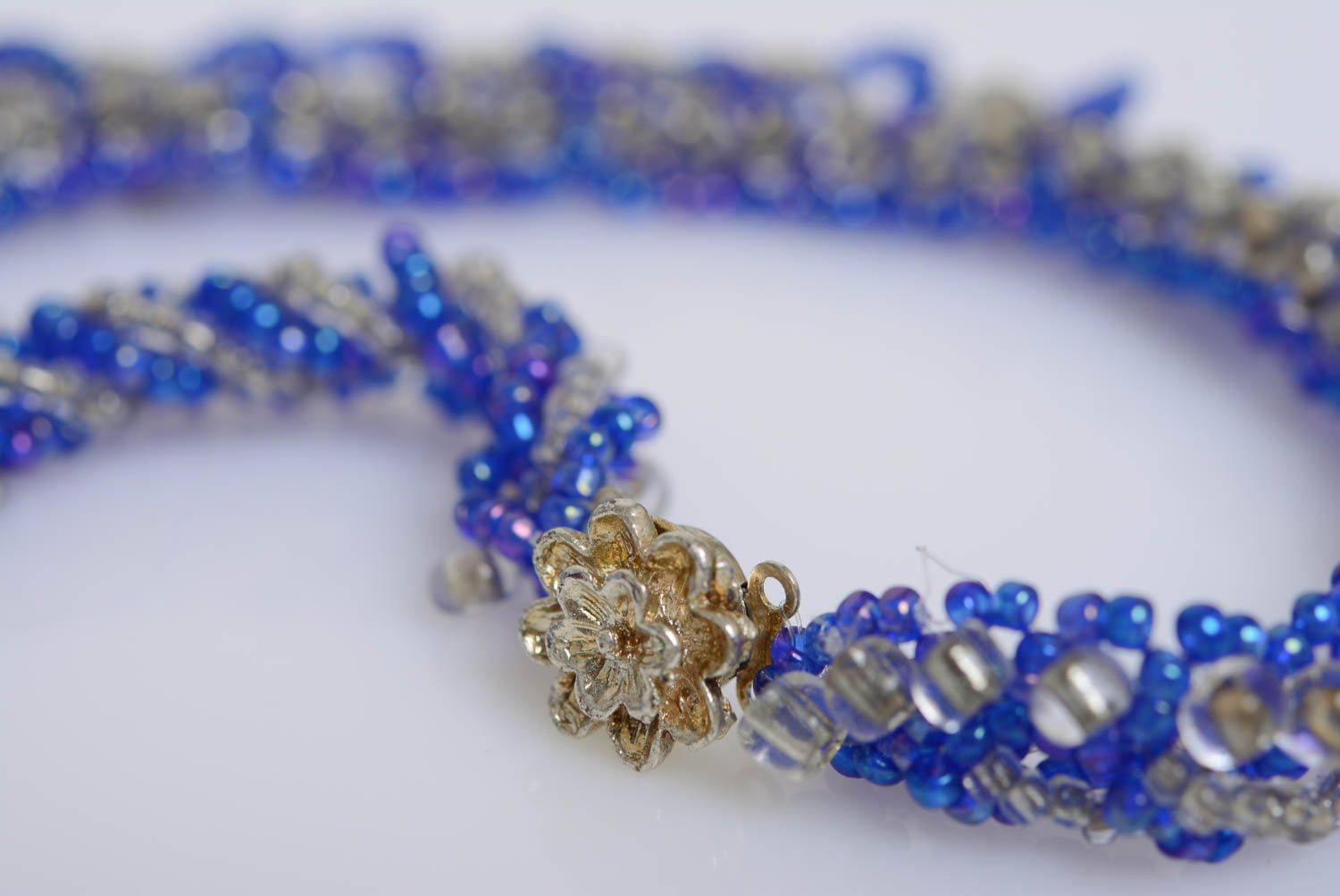 Collier en perles de rocailles fait main bleu design de créateur ajouré photo 5