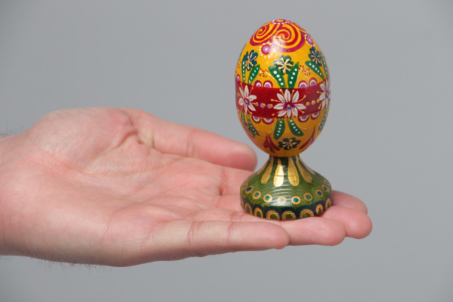 Huevo de Pascua de madera pintado en pie artesanal para decoración pascusal foto 5