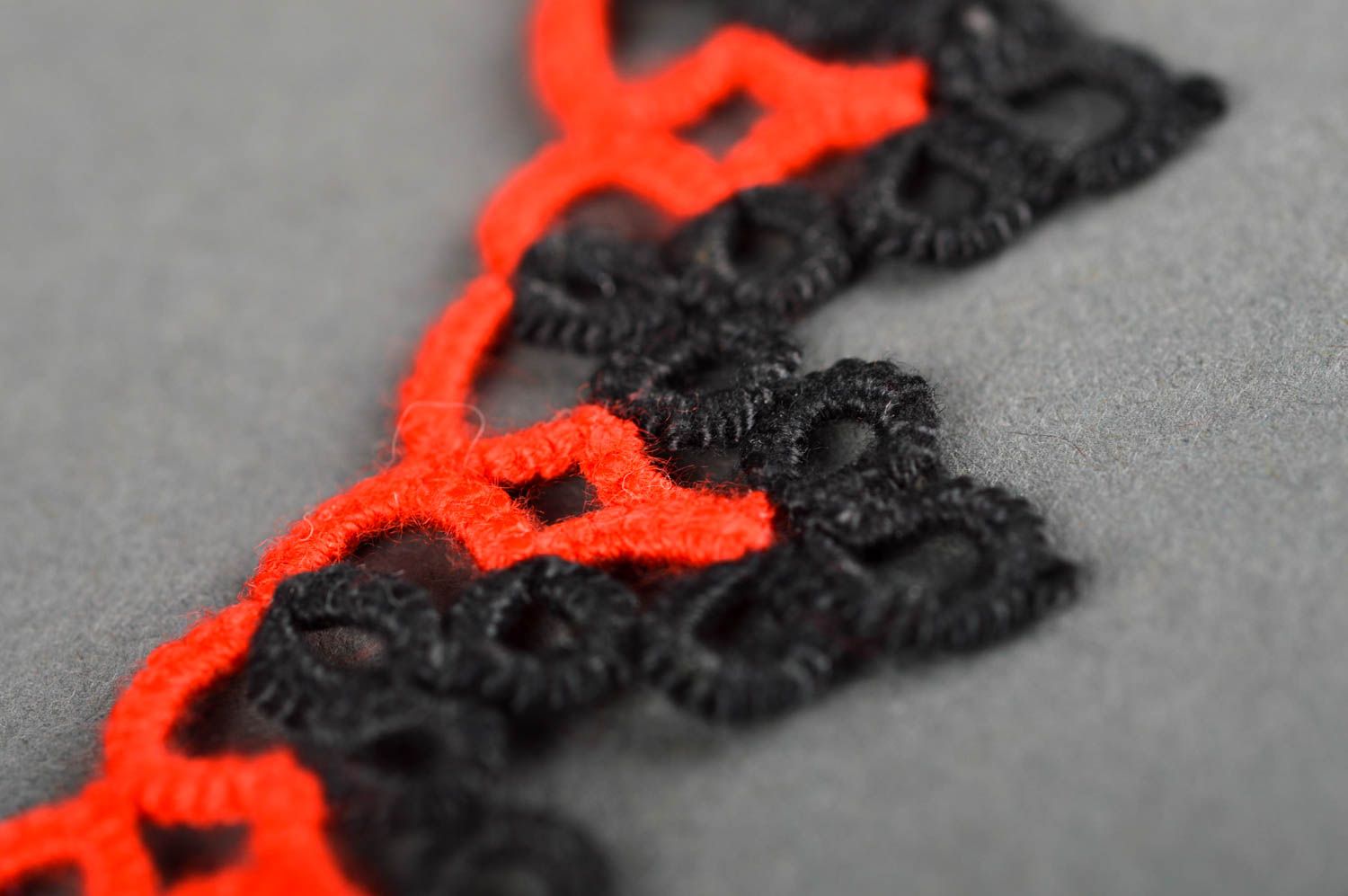 Collier textile en fils Bijou fait main design noir rouge Accessoire femme photo 4
