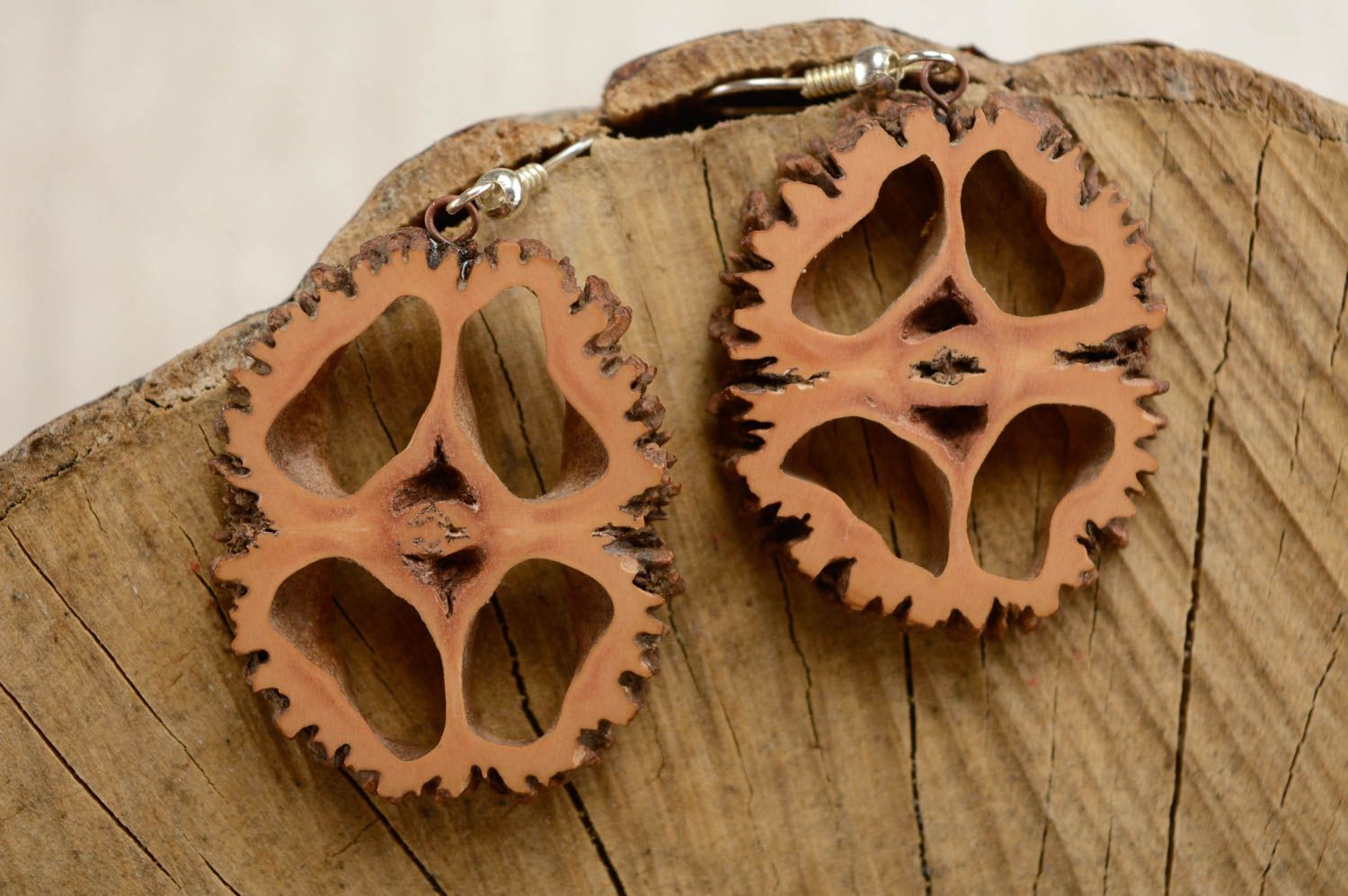 Handgemachte Ohrringe aus Walnuss Holz foto 1
