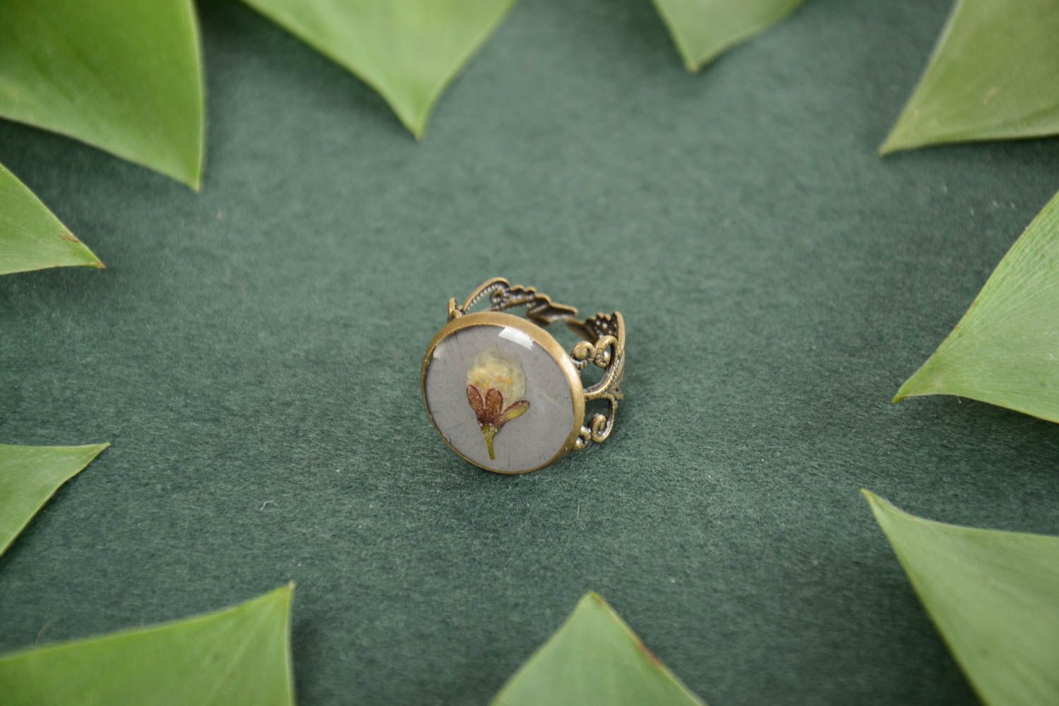 Runder weißer schöner handgemachter Ring aus Epoxidharz mit Trockenblumen foto 1