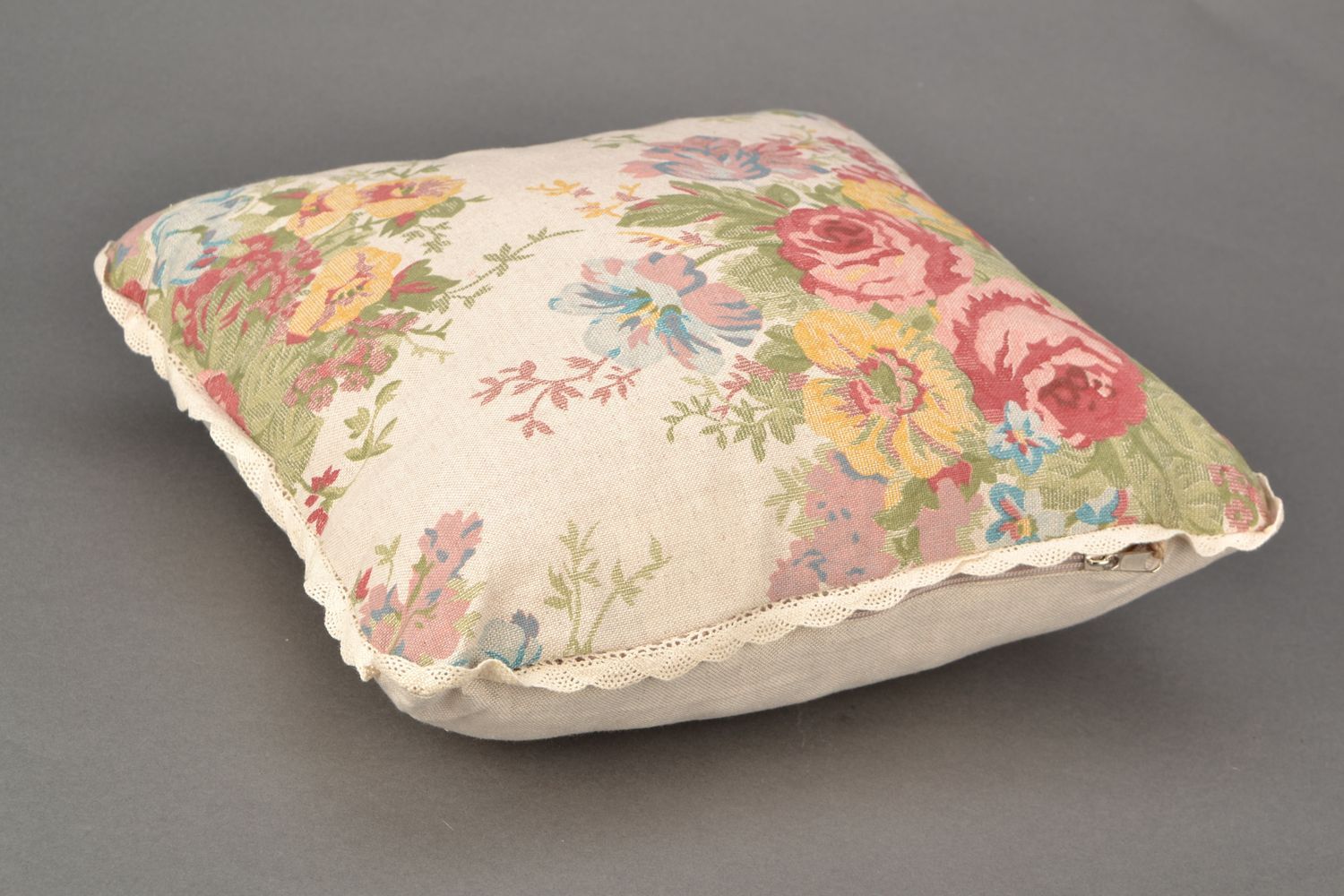 Мягкая диванная подушка для интерьера из ткани с кружевом фото 3