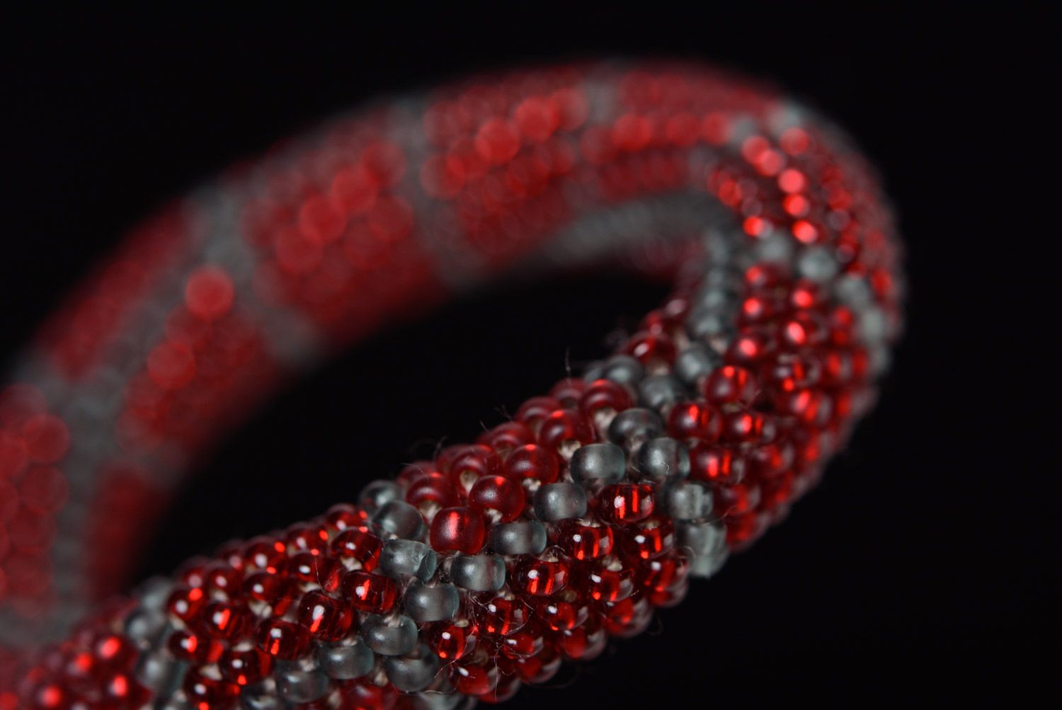 Bracelet spirale en perles de rocaille fait main original rouge ornementé photo 3