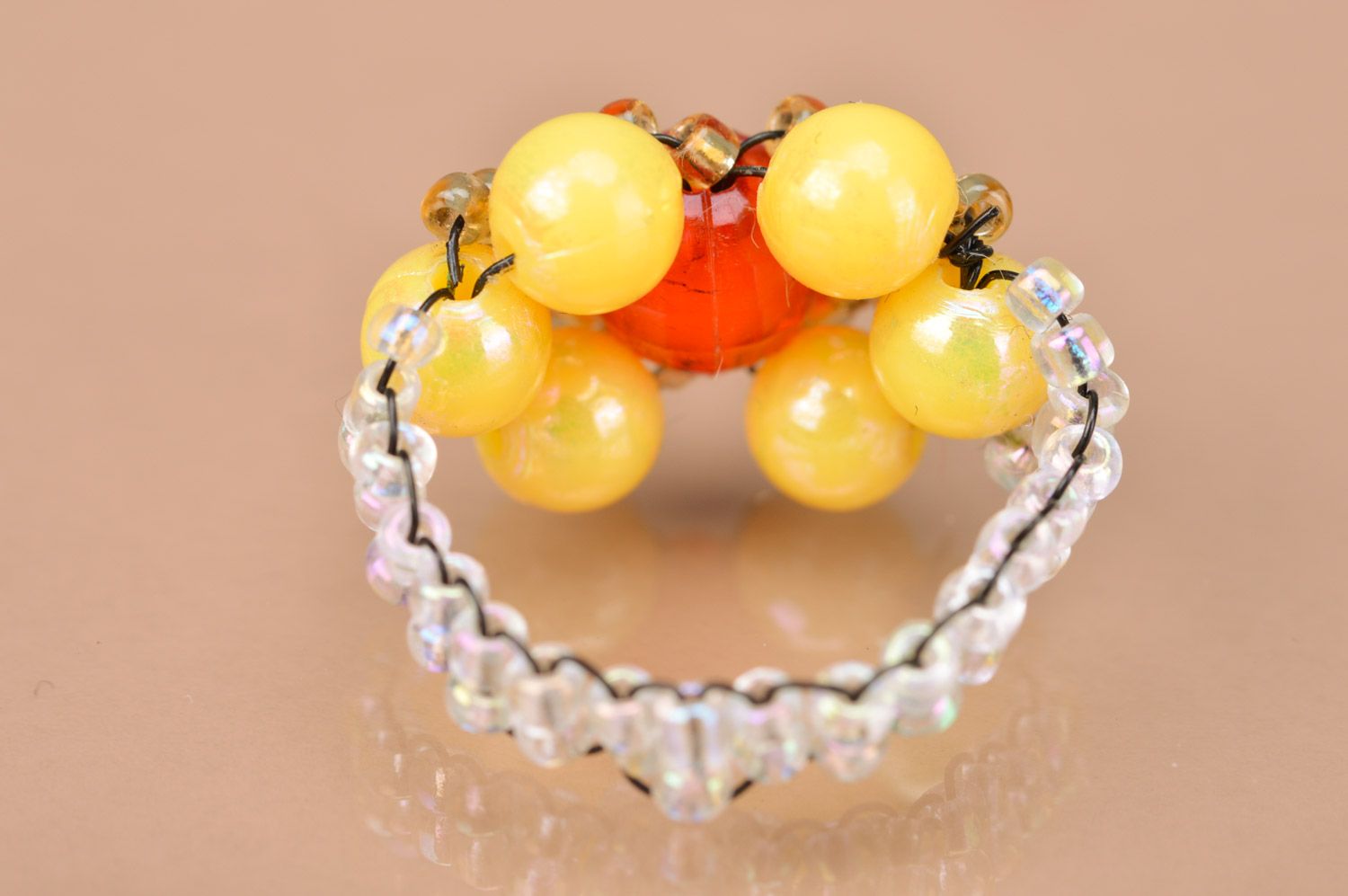 Бисерное кольцо с бусинами ручной работы для маленькой девочки в виде цветочка фото 5