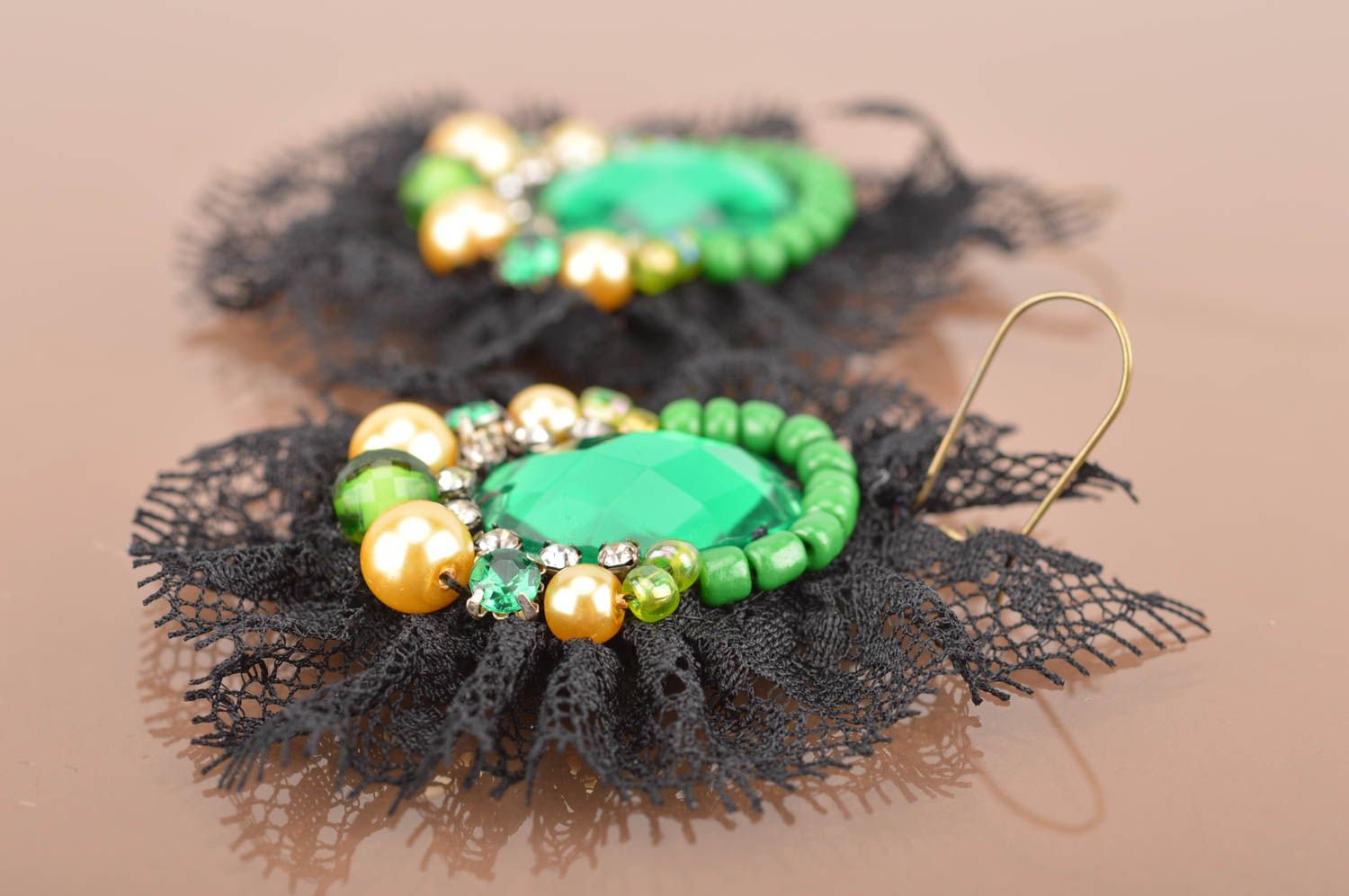 Schöne Ohrringe aus Spitze Glasperlen Rocailles und Strasssteinen handmade foto 5