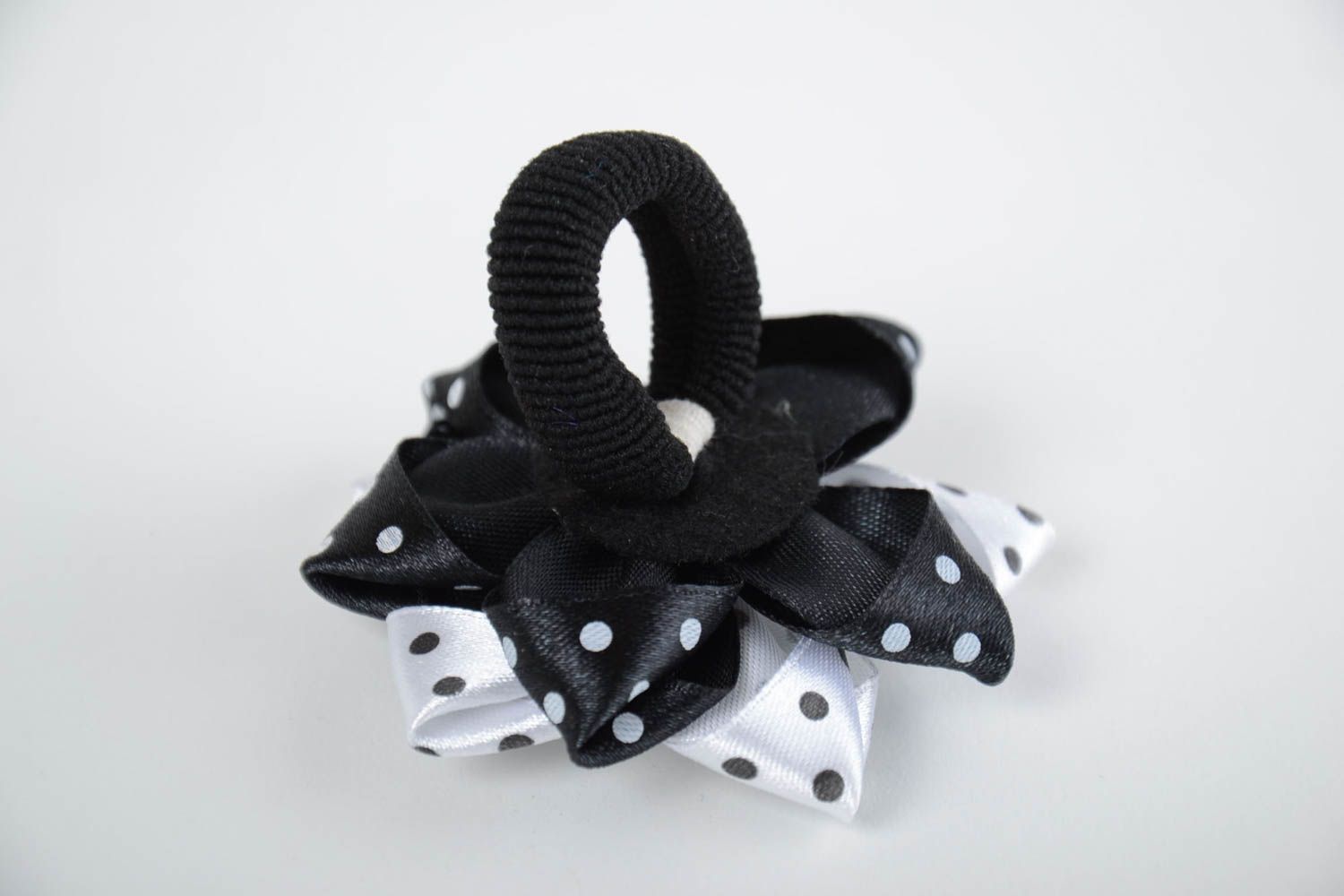 Schwarz weißer gepunkteter Haargummi mit Blume aus Atlasbändern handmade Schmuck foto 3