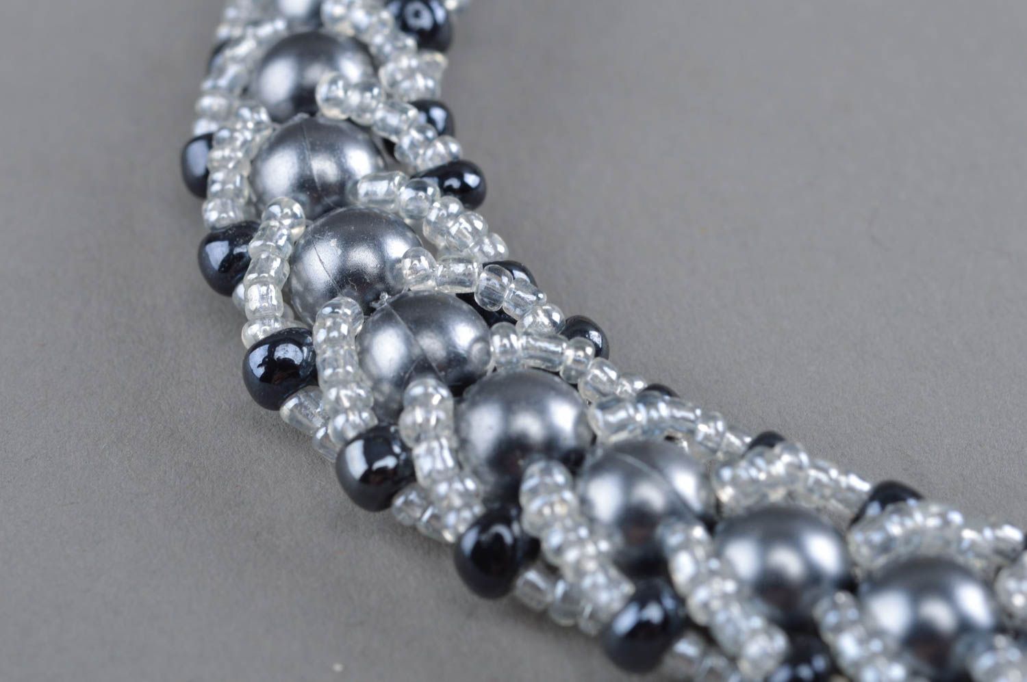 Ожерелье из бисера и бусин серебристое с черным красивое авторское женское фото 3