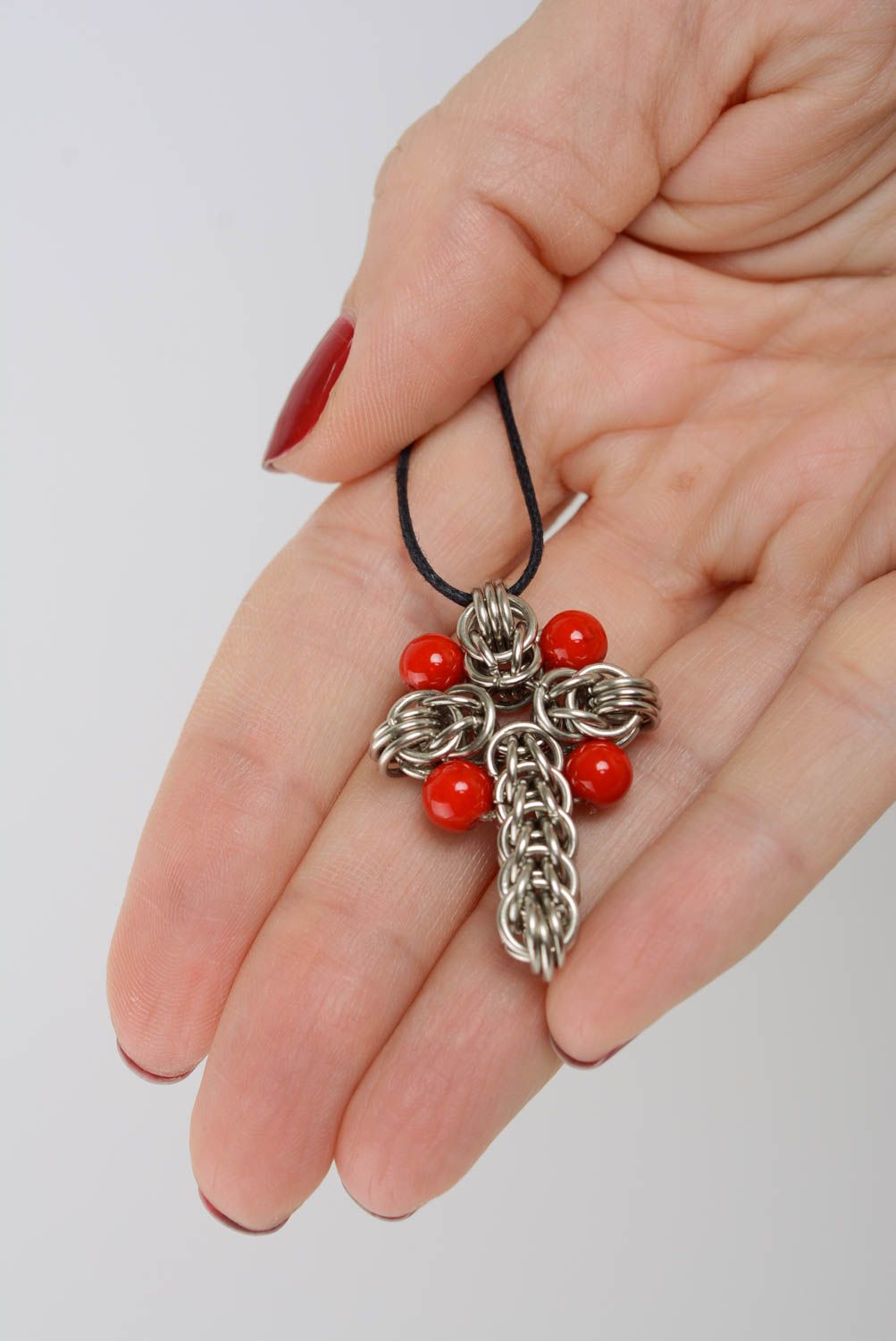 Pendentif croix en métal composé de mailles tressées et perles rouges fait main photo 3